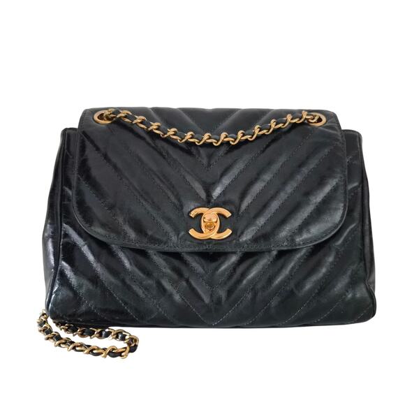 CHANEL Handbags - Chanel Dark Green Chevron Hampton Flap